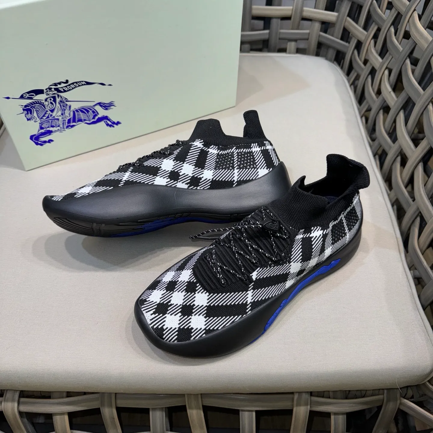 Men's shoes 💰480 [New style] 🐝🐝BURBERRY/Burberry plaid knitted Neptune sneakers｜With breathable sock-style upper｜Embellished with knitted Burberry plaid｜Leather lining Incorporated into a plaid lace design｜Equipped with B-shaped shield buckle｜The sole is decorated with a large wrapped equestrian knight logo (EKD)｜Round toe #drawstring closure#The sole is decorated with the equestrian knight logo (EKD)｜At least 50% of the main materials of the boutique are from renewable sources Size: 39-44 (45 custom-made)